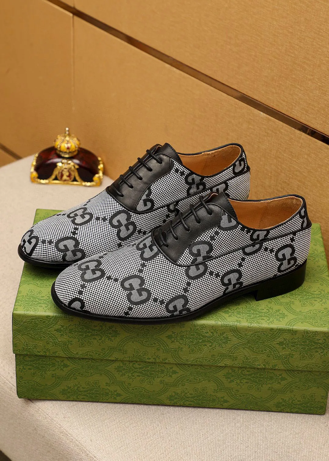 Men's shoes 💰460 💐 Product trademark: GUCCI "Gucci" business leather shoes Regular size: 38-44 (45.46.47🉑️customized) Product materials: Selected imported first-layer fabric upper, imported cowhide leather lining. Strong three-dimensional visual effect, combined outsole Color: 2⃣️colors available